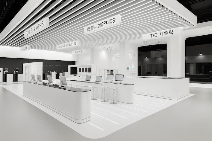 네온 조명 아래 전자제품 디스플레이가 있는 현대적인 매장 모습